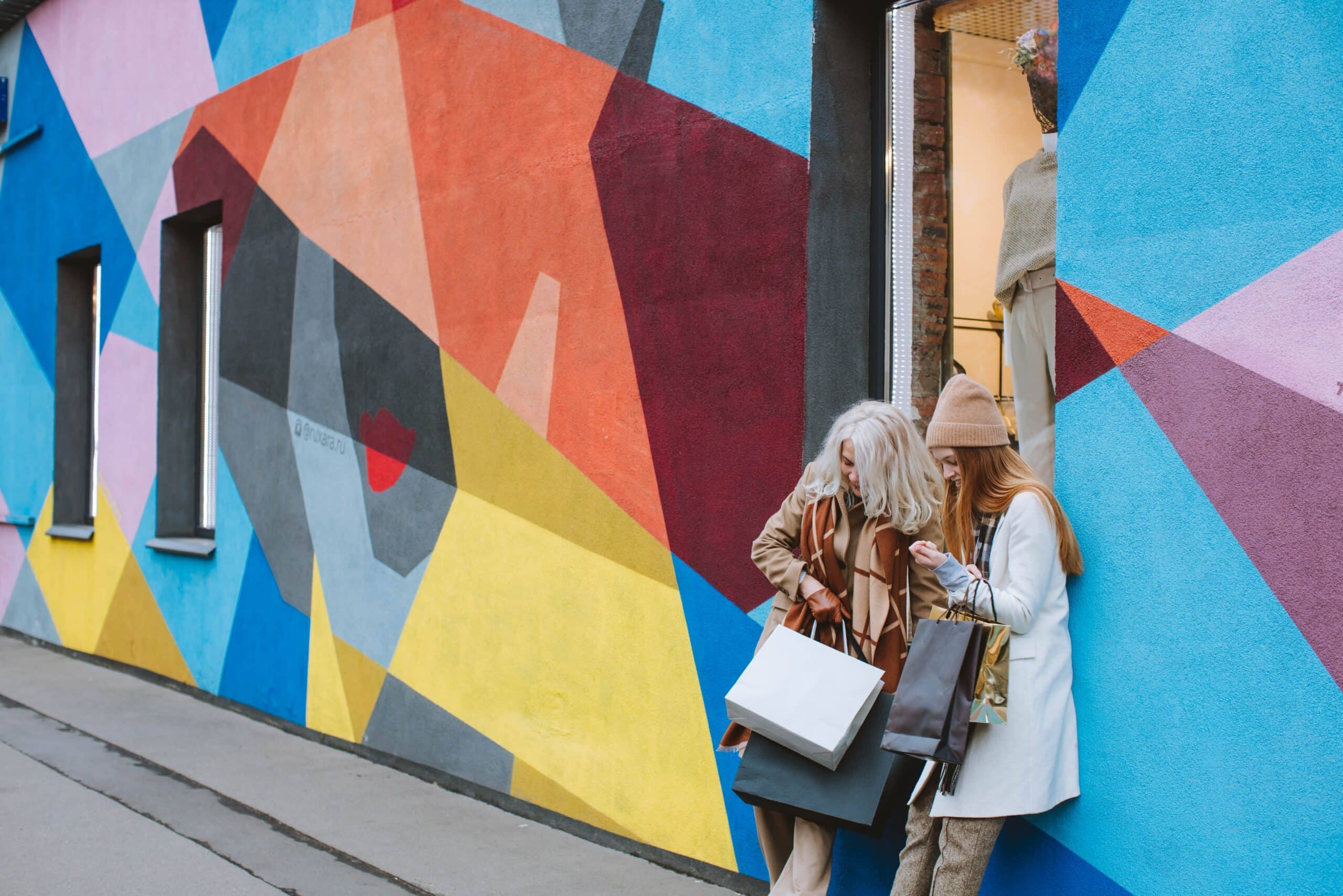 two shoppers in front of mural - luxury apartment for rent alexandria va southalex