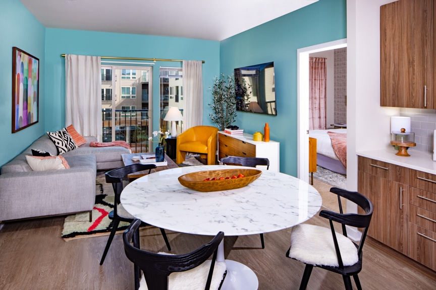 Dining table - window tv - alexandria va luxury apartments south alex